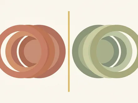 極簡幾何插畫：暖米白背景，水平構圖左右各一組鏡像相對的五重同心圓環——左側陶土紅色塊堆疊象徵池袋東口西武動線，右側鼠尾草綠色塊堆疊象徵池袋西口東武動線，中央以一條極細灰芥末黃垂直舞台幕線分隔，呼應 Hareza 池袋的劇場都市軸線與江戶時代「丸池」到 2019 西口公園 Global Ring 的環狀歷史輪迴；整體採莫蘭迪低彩度暖土色系，無漸層、無人物、無漢字、無商標